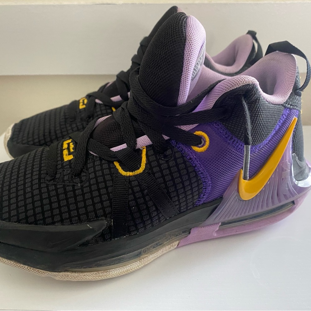 Nike Men’s LeBron Witness Sneakers